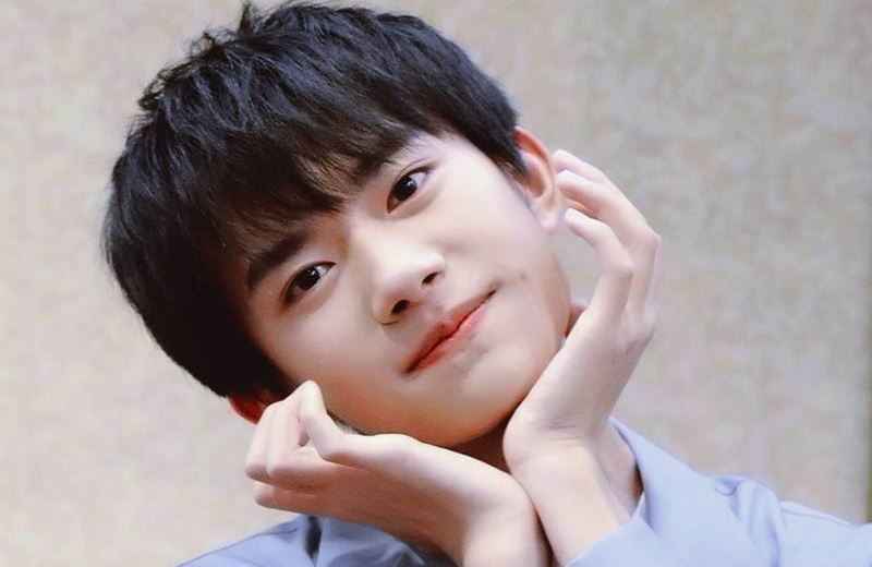 高冷变谐星!易烊千玺自爆童年趣事与姐姐争裙子,谢娜随口一问逗乐网友