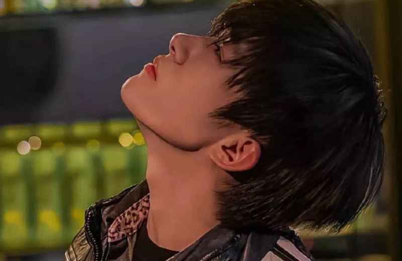 高冷变谐星!易烊千玺自爆童年趣事与姐姐争裙子,谢娜随口一问逗乐网友