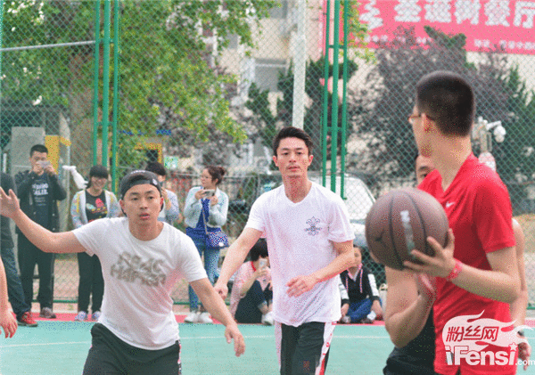 帅到飞起的boy!霍建华现身青岛打篮球