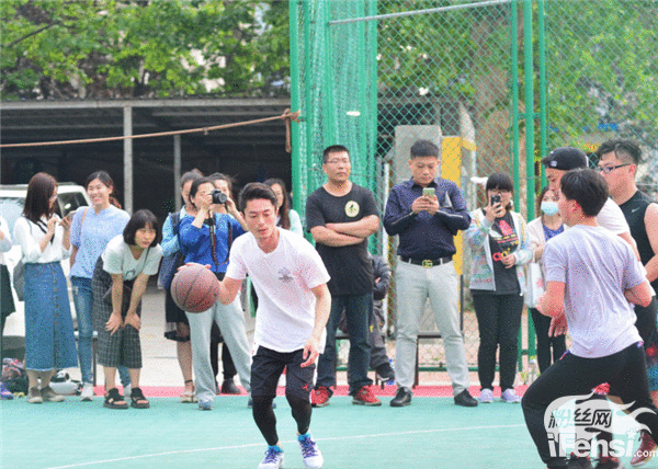 帅到飞起的boy!霍建华现身青岛打篮球