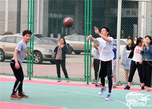 帅到飞起的boy!霍建华现身青岛打篮球