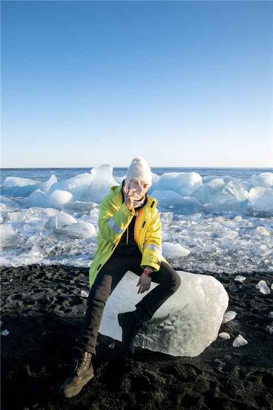 综艺《小小的追球》定档11月26日，黄子韬雪地表演火把舞超炫酷