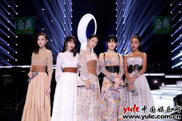 胡静鹅黄长裙温婉大气 动情演绎《如燕》