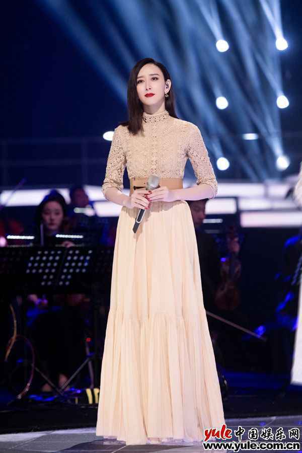 胡静鹅黄长裙温婉大气 动情演绎《如燕》