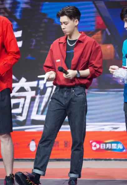 李易峰再当领队《我要打篮球》发布会和杜锋比腿长嗨翻全场