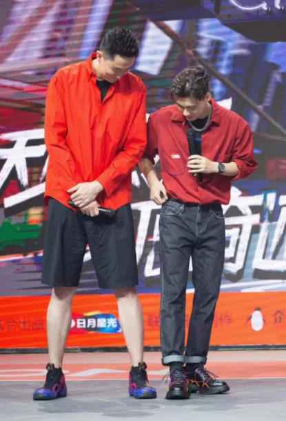 李易峰再当领队《我要打篮球》发布会和杜锋比腿长嗨翻全场