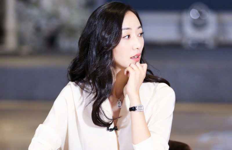 韩雪亮相综艺节目，一件绿色卫衣搭配西装，优雅又活力