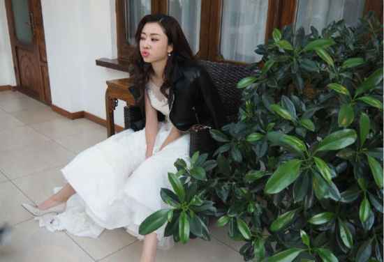 熊黛林穿婚纱卖萌 霸气造型变叛逆新娘