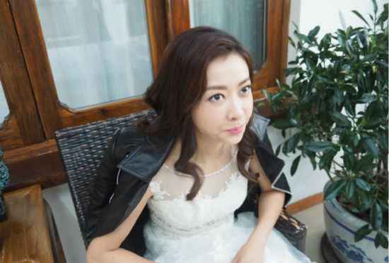 熊黛林穿婚纱卖萌 霸气造型变叛逆新娘