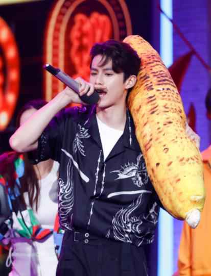 王鹤棣《天天向上》化身少东家宣传垃圾分类热心环保