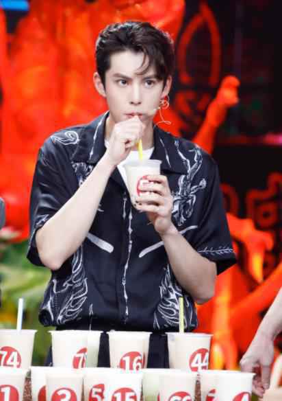 王鹤棣《天天向上》化身少东家宣传垃圾分类热心环保