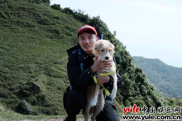 斜杠壮年陈布朗 Mr Brown重闯乐坛 大人的嘻游情歌《用力想你》