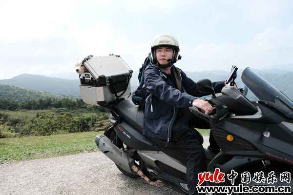 斜杠壮年陈布朗 Mr Brown重闯乐坛 大人的嘻游情歌《用力想你》