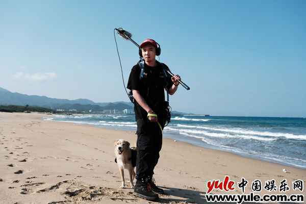 斜杠壮年陈布朗 Mr Brown重闯乐坛 大人的嘻游情歌《用力想你》