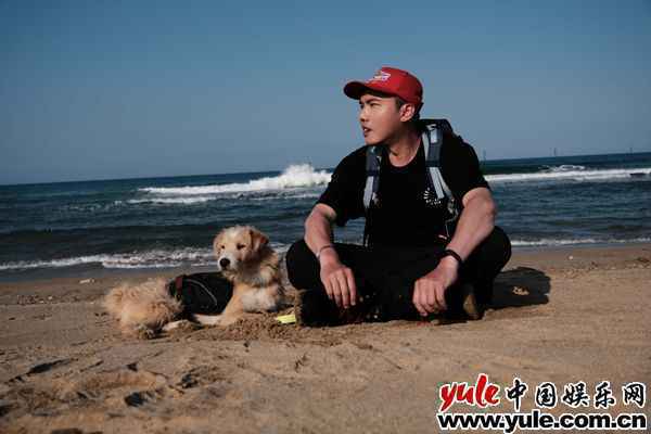 斜杠壮年陈布朗 Mr Brown重闯乐坛 大人的嘻游情歌《用力想你》