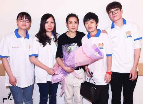 刘若英演唱会盛况空前索吻粉丝现身