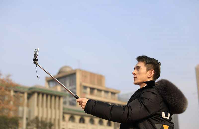 李佳琦亮相综艺《嘿！你在干嘛呢？》却被助理嘲笑素颜妆容