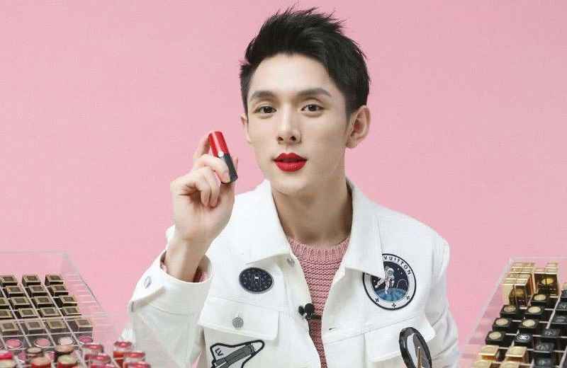 李佳琦亮相综艺《嘿！你在干嘛呢？》却被助理嘲笑素颜妆容