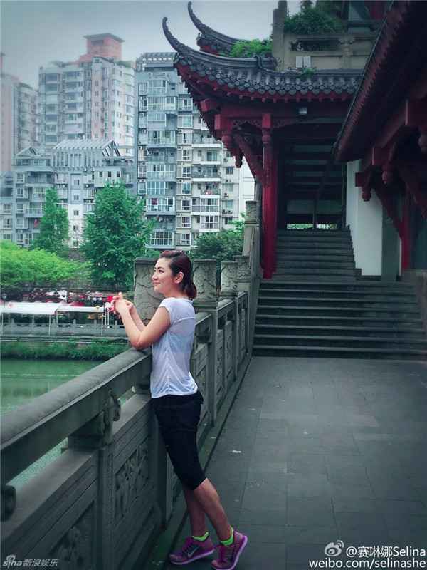 Selina正式离婚后晒美照 笑容甜美心情靓