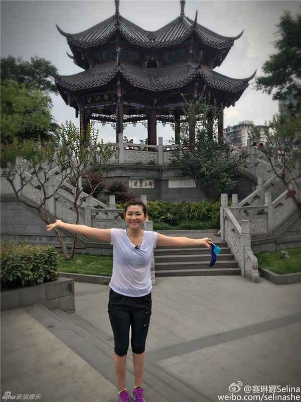 Selina正式离婚后晒美照 笑容甜美心情靓