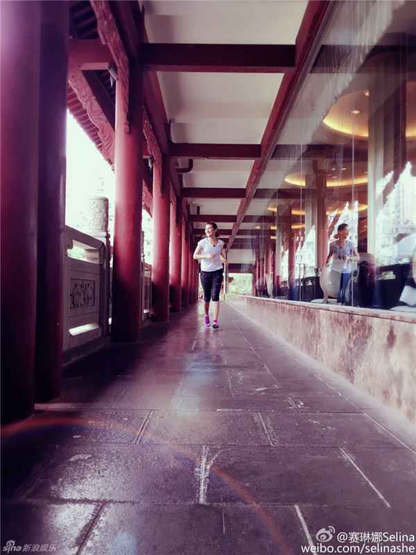 Selina正式离婚后晒美照 笑容甜美心情靓