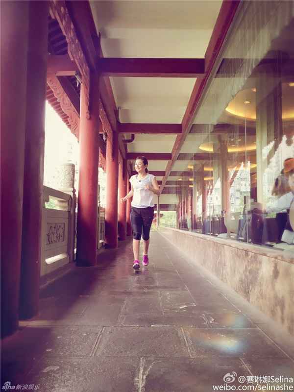 Selina正式离婚后晒美照 笑容甜美心情靓