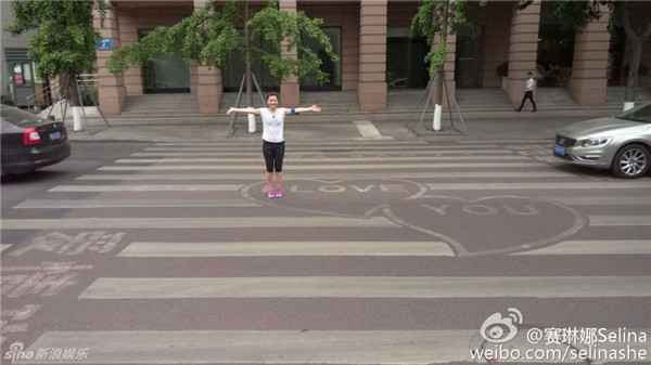 Selina正式离婚后晒美照 笑容甜美心情靓