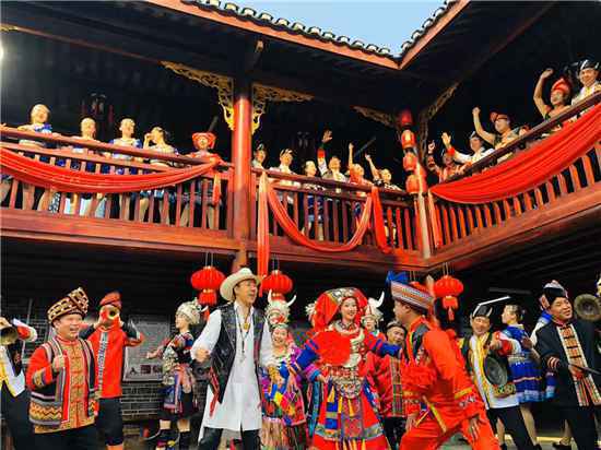 《崀哩咯浪》是谁演唱的？