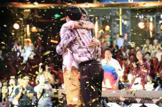 中国达人秀火热开播观察员沈腾送出首个黄金按钮