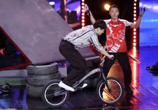 中国达人秀火热开播观察员沈腾送出首个黄金按钮