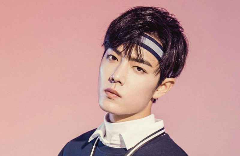 《我们的歌》肖战的衣服扎手，与那英握手时这个反应很暖心