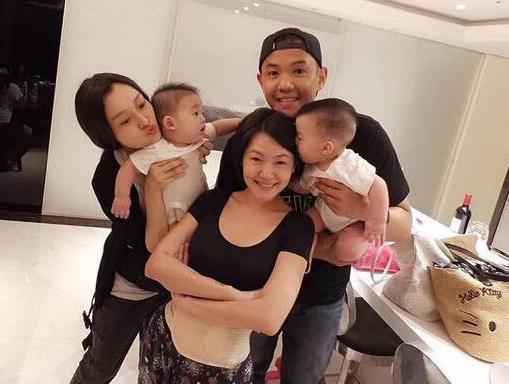 小S赴朋友家做客伤到尾椎 带护腰被调侃人老了