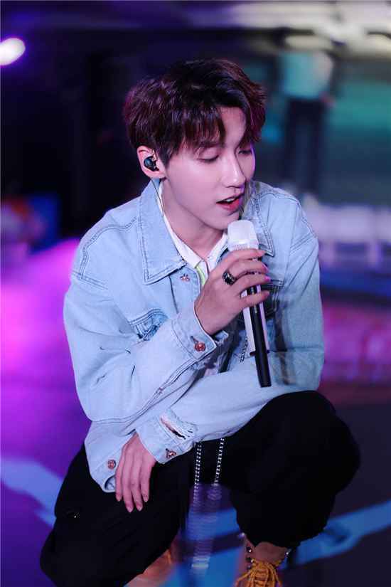 校园电竞直播厅现场贾征宇演唱了什么歌曲？