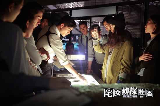 《宅女侦探》王珞丹周渝民杀人现场玩亲亲