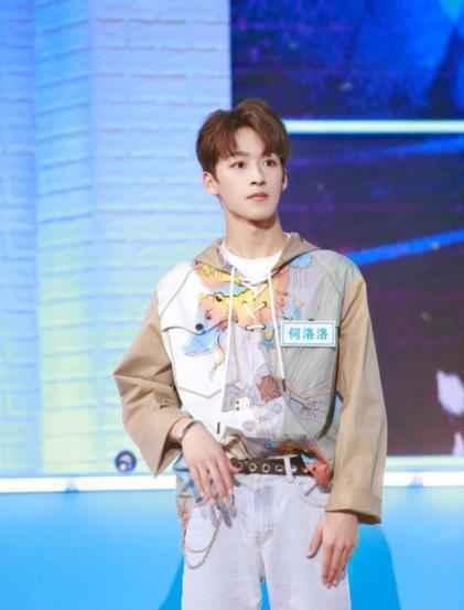 创造营学员何洛洛亮相《天天向上》舞蹈battle燃炸舞台