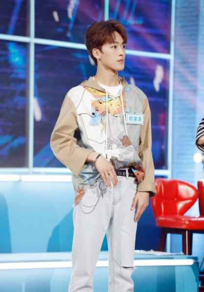 创造营学员何洛洛亮相《天天向上》舞蹈battle燃炸舞台