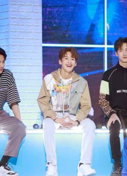 创造营学员何洛洛亮相《天天向上》舞蹈battle燃炸舞台