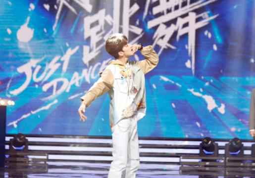 创造营学员何洛洛亮相《天天向上》舞蹈battle燃炸舞台