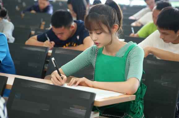 《青春斗》首播热度高 盖玥希维密腿全网柠檬了