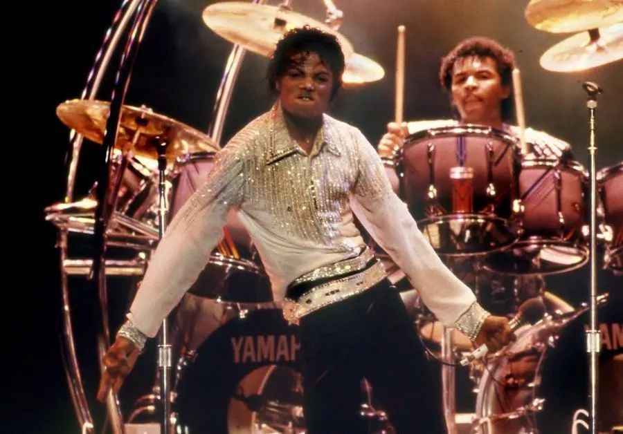 教科书级别的演奏！不愧是跟了迈克尔·杰克逊30年的鼓手啊