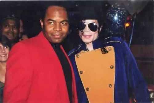 教科书级别的演奏！不愧是跟了迈克尔·杰克逊30年的鼓手啊