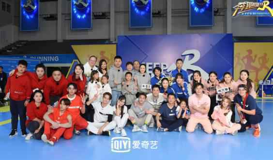 爱奇艺《奔跑吧》王嘉尔黄旭熙港普兄弟认亲 王彦霖缺席竟用替身