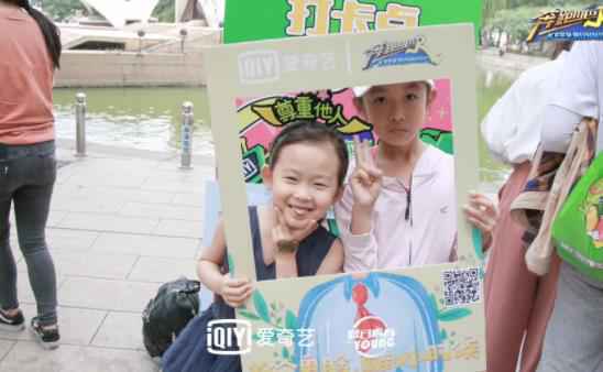 爱奇艺《奔跑吧》王嘉尔黄旭熙港普兄弟认亲 王彦霖缺席竟用替身