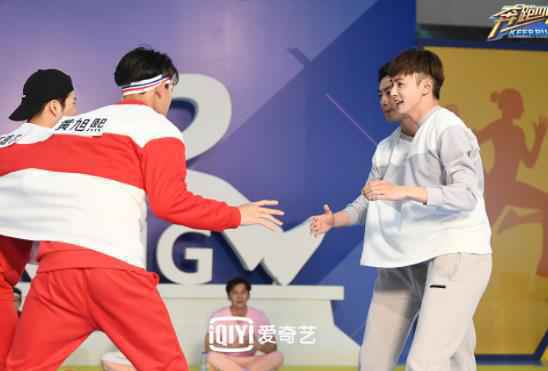 爱奇艺《奔跑吧》王嘉尔黄旭熙港普兄弟认亲 王彦霖缺席竟用替身