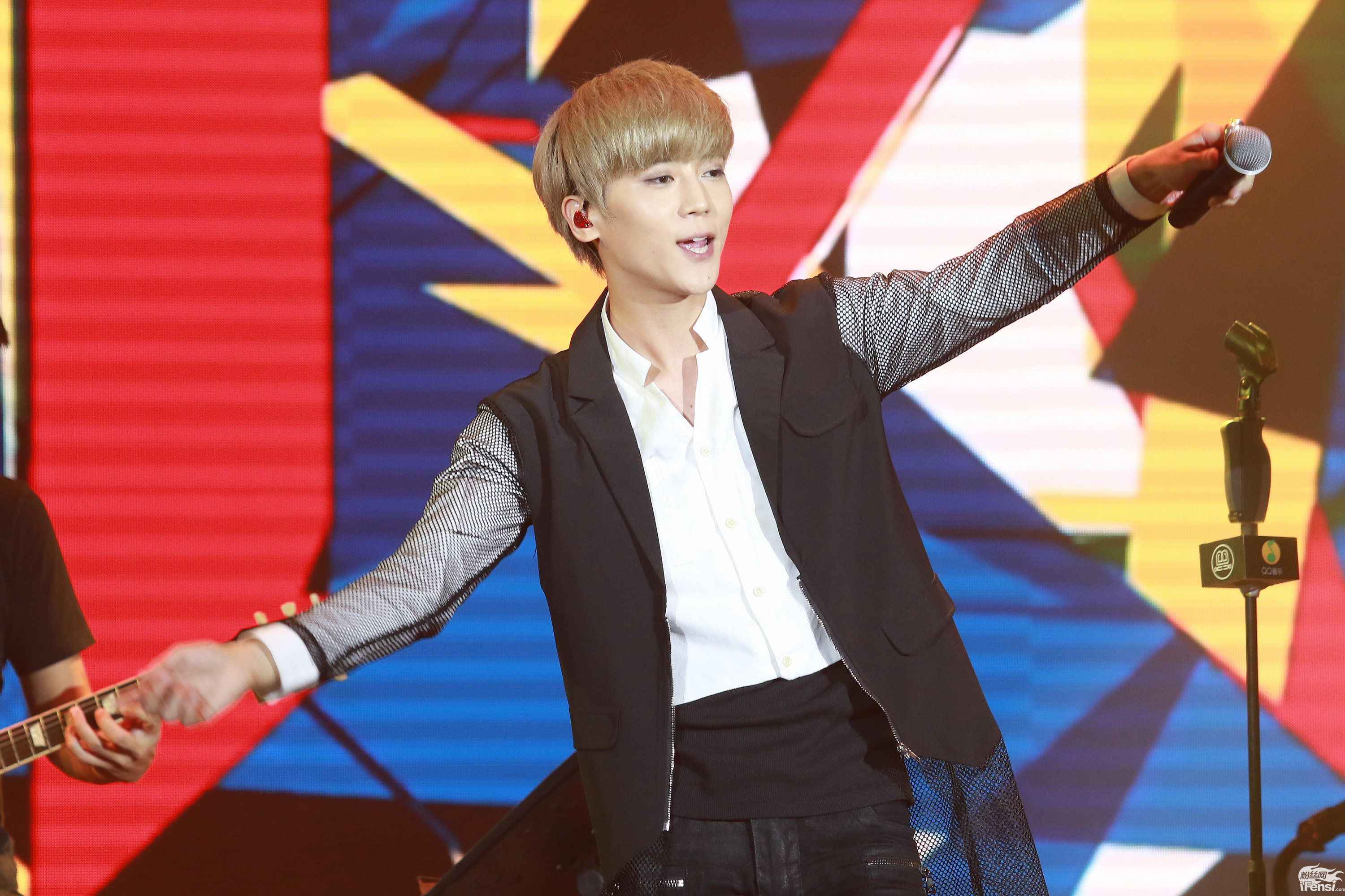 毕书尽连唱15首金曲 定“小目标”超Eason