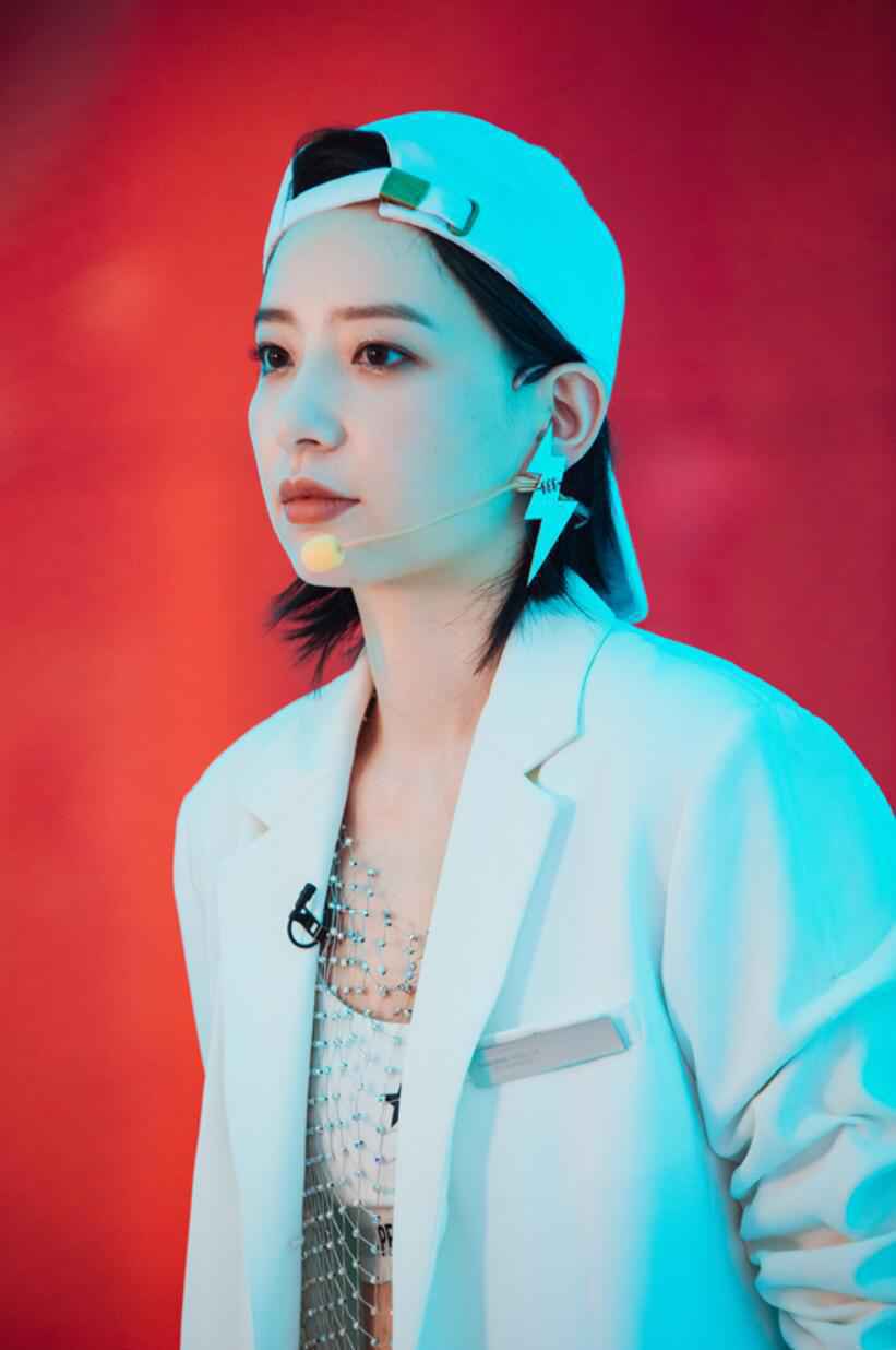 《乘风破浪的姐姐》首场公演 李斯丹妮成功晋级