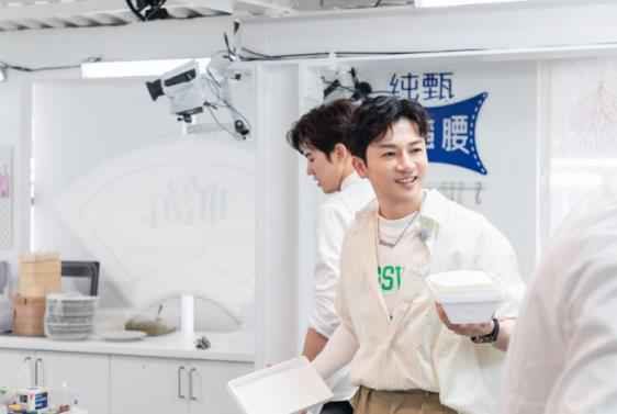 《中餐厅》第三季暖心收官 苏有朋“告别宴”泪洒现场