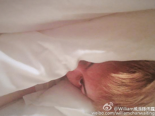 陈伟霆晒赖床照 躲被窝娇羞偷瞄镜头