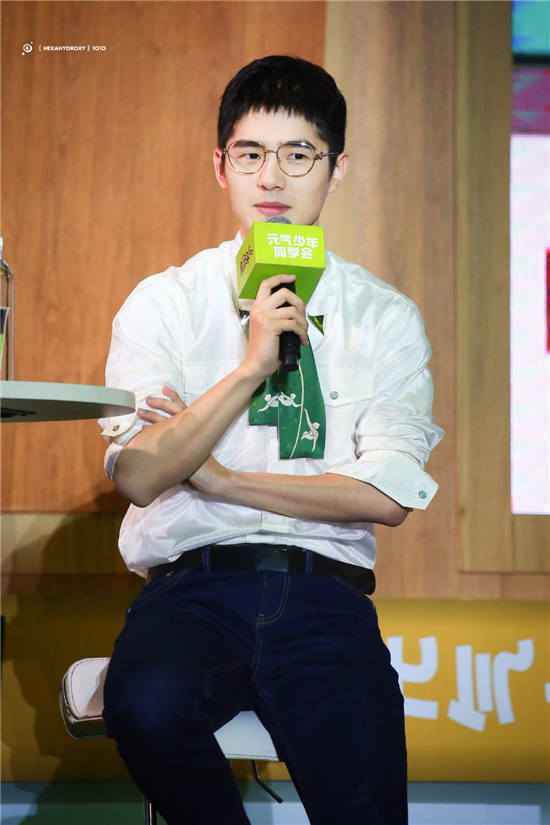 演员刘昊然亮相见面会现场演唱《野狼disco》超级宠粉