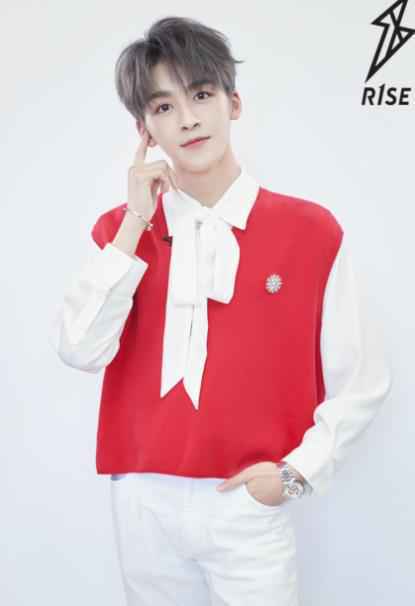 何洛洛成团后综艺首秀超吸睛R1SE与草蜢新老组合对决《合唱吧300》